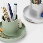 میز تحریر تمیز، با سینی قارچ وارونه